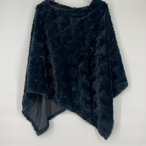 Passage Gray Floral Pattern Faux Fur Poncho NWT - Picture 6 of 6